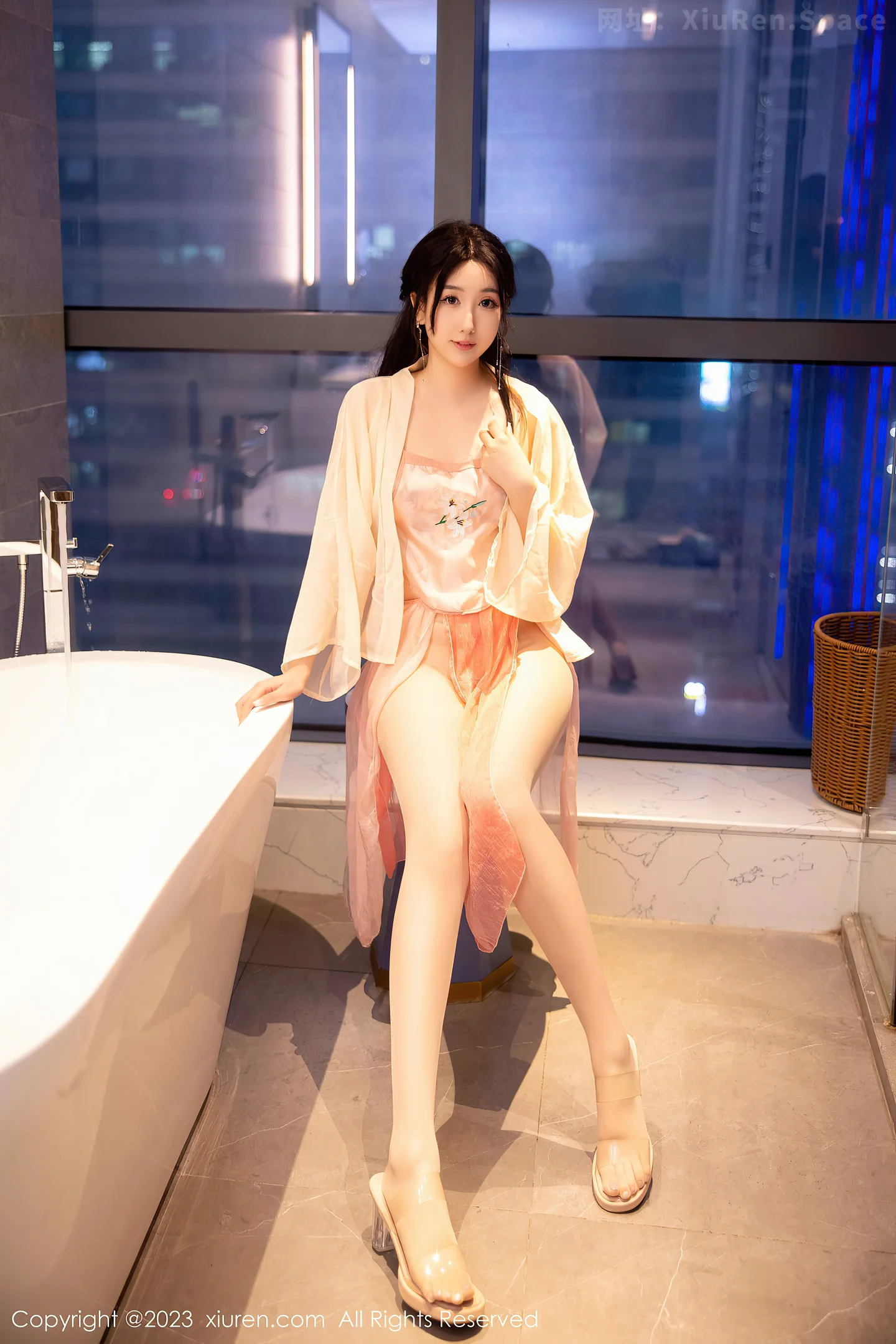 图片[2]-[XiuRen秀人网]2023.02.10 VOL.6252 鱼子酱Fish 灰色抹胸礼服与灰色短裙加情趣渔网袜性感私房写真集-秀人网官方网站